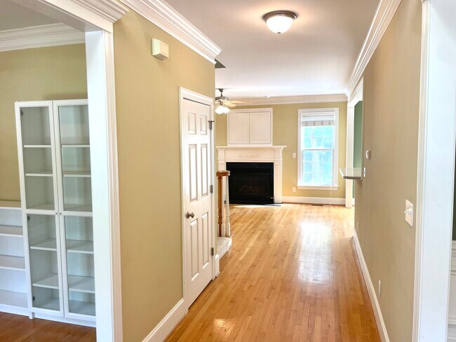 Building Photo - 3 Lady Aster Ct