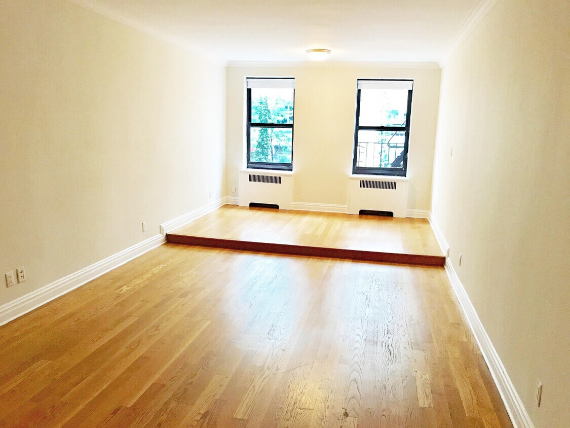 Primary Photo - 8 Gramercy Pk S