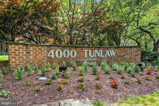 Foto del edificio - 4000 Tunlaw Rd NW