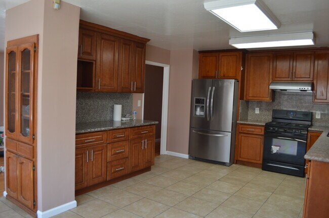 Building Photo - 15332 Laverne Dr