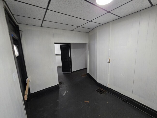 Building Photo - 247 Midland Ave
