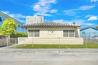 Building Photo - 1021 SW 3rd St