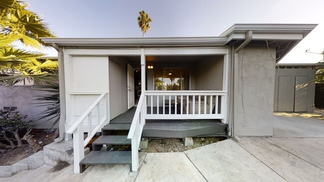 Building Photo - 5BD/2BA on Montezuma with Parking!!