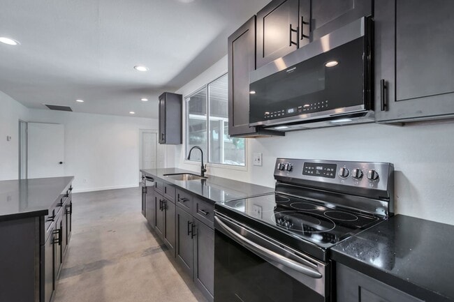 Foto del edificio - Remodeled 5-Bedroom Tempe Home with Private Pool, Large Yard & Garage Near ASU