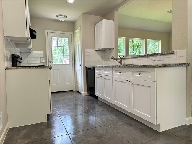 Building Photo - 10796 Royal Magnolia Dr