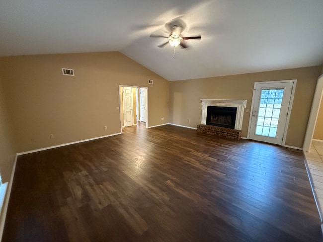 Building Photo - 305 Preston Dr