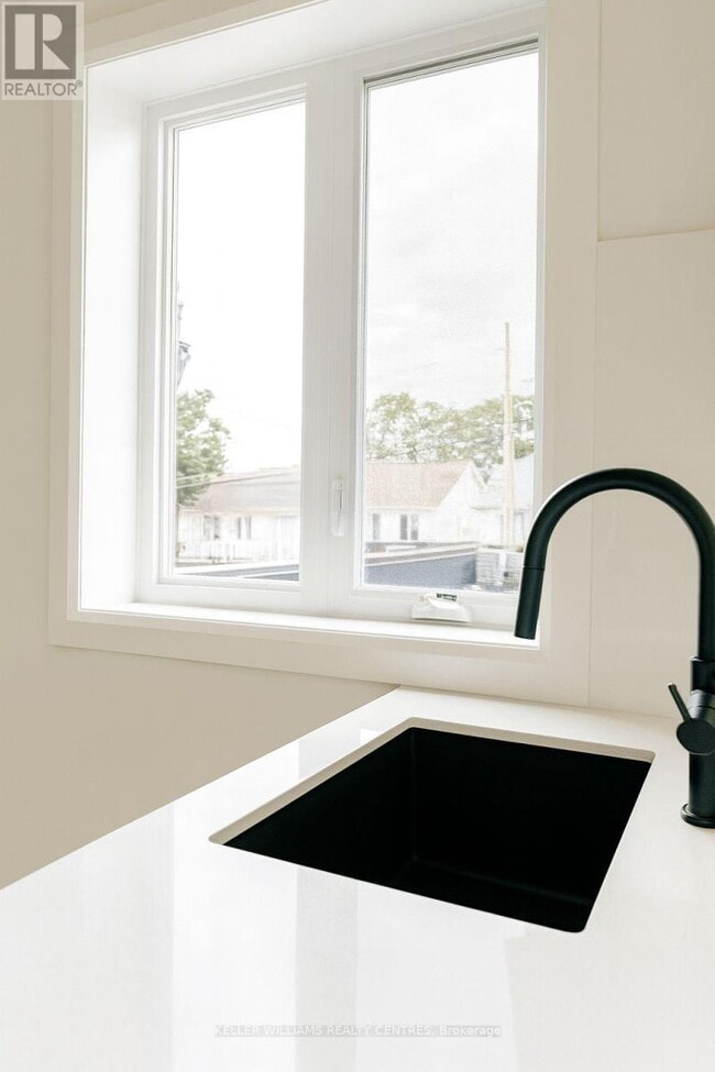 Photo du bâtiment - 2034 Danforth Ave