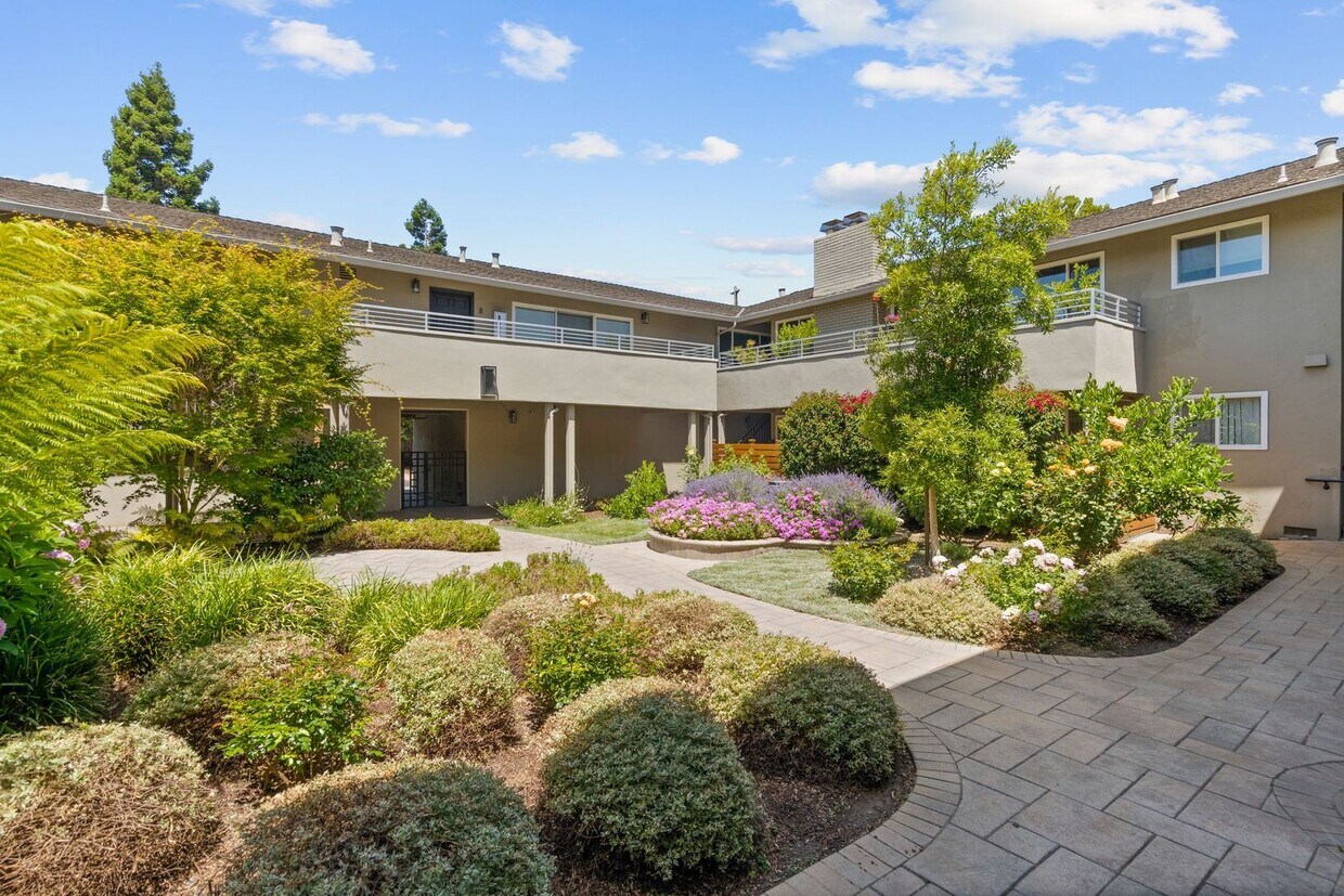 Primary Photo - Fully remodeled and LOVELY, walk to town l...