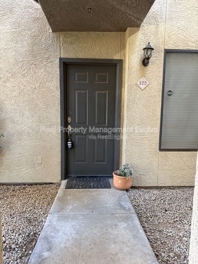 Foto del edificio - 4925 E Desert Cove Ave