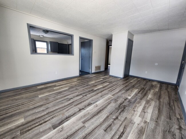 Building Photo - Spacious 2-Bedroom, 1-Bathroom Home AVAILABLE NOW!!