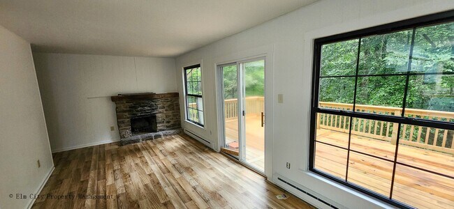Building Photo - Newly Renovated 4-Bedroom Retreat on 12 Se...