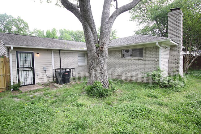 Building Photo - 1455 Town and Country Dr