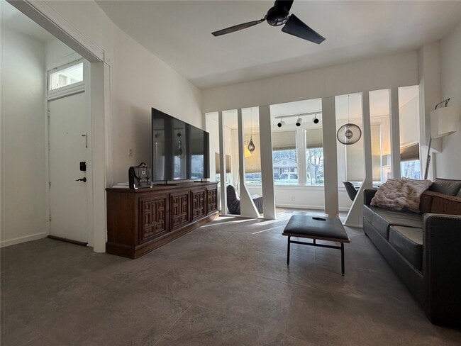 Foto del edificio - 318 Hyde Park Blvd