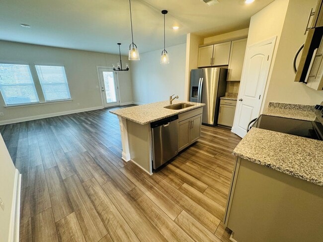 Building Photo - FOR LEASE - 3 bed, 2.5 bath, 1611 sqft tow...