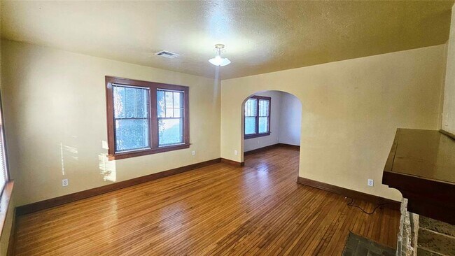 Building Photo - 2429 W Park Pl