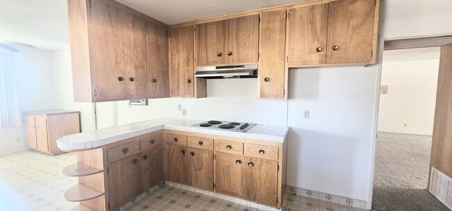 Foto del edificio - 5 bed 2.5 bath Single Story With 3 CAR Gar...