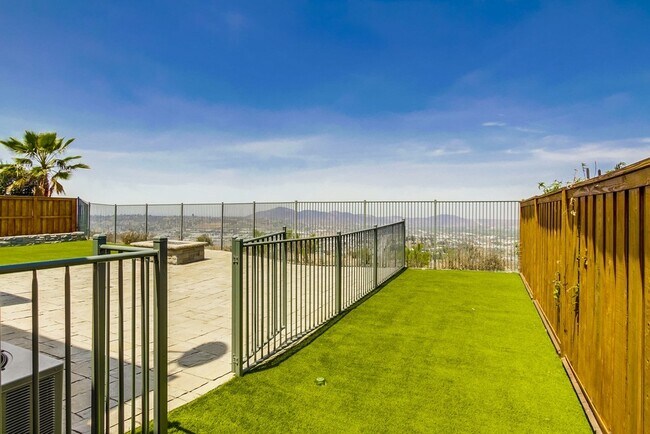 Foto del edificio - Beautiful Sky Ranch home with Spectacular Views!