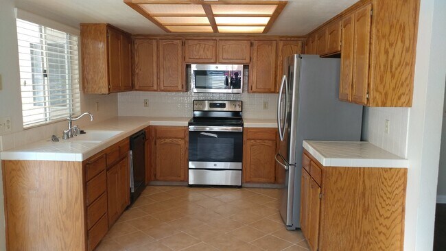 Foto del edificio - 2-Story home in NE Fresno, Clovis Unified Schools, super clean!