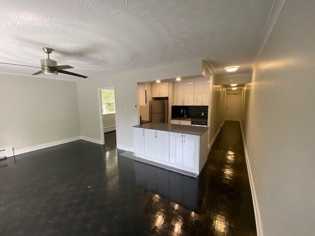 Building Photo - 2 Bedroom Unit with Den Lakeside Unit