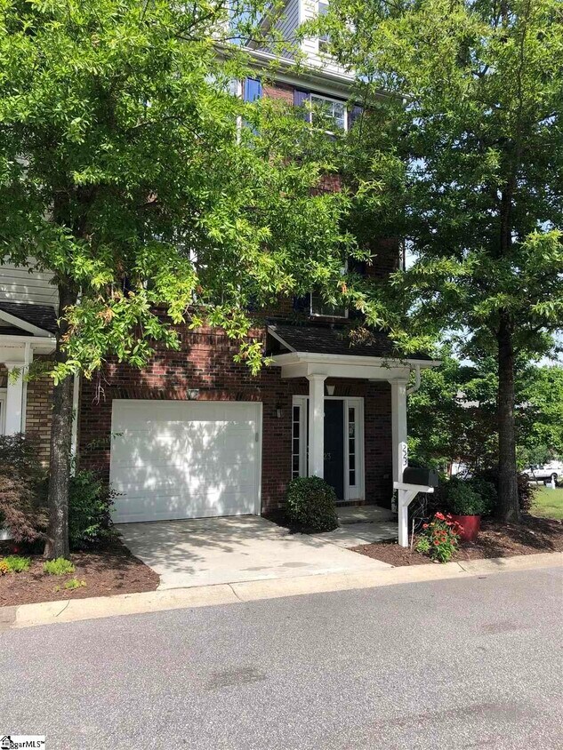 Foto principal - 223 Greenbush Ct