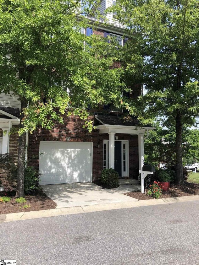 Primary Photo - 223 Greenbush Ct