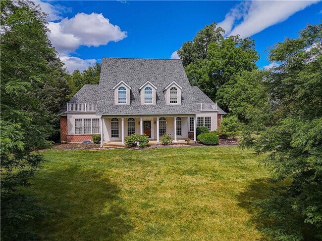 Foto del edificio - Elegant Living Awaits: Luxurious 4-Bedroom Home with Pool in Bethlehem Area School District