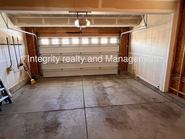 Building Photo - 4 Bed/3 Bath, 3,550 Sqft -1057 Clear Sky W...