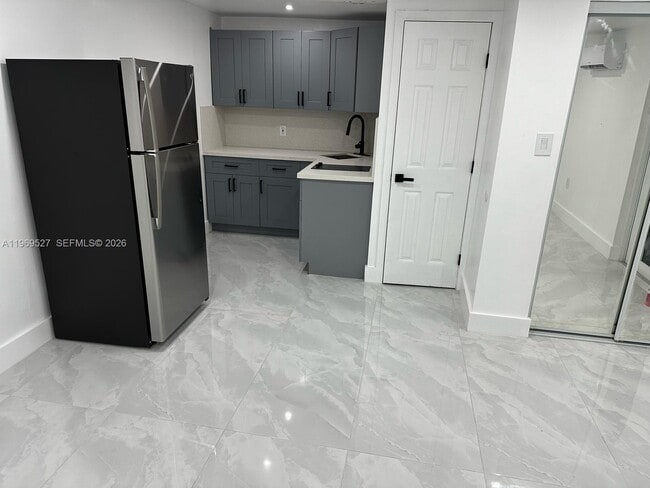 Building Photo - 770 SE 4th Pl