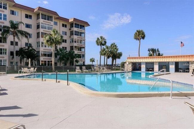 Building Photo - 632 Edgewater Dr