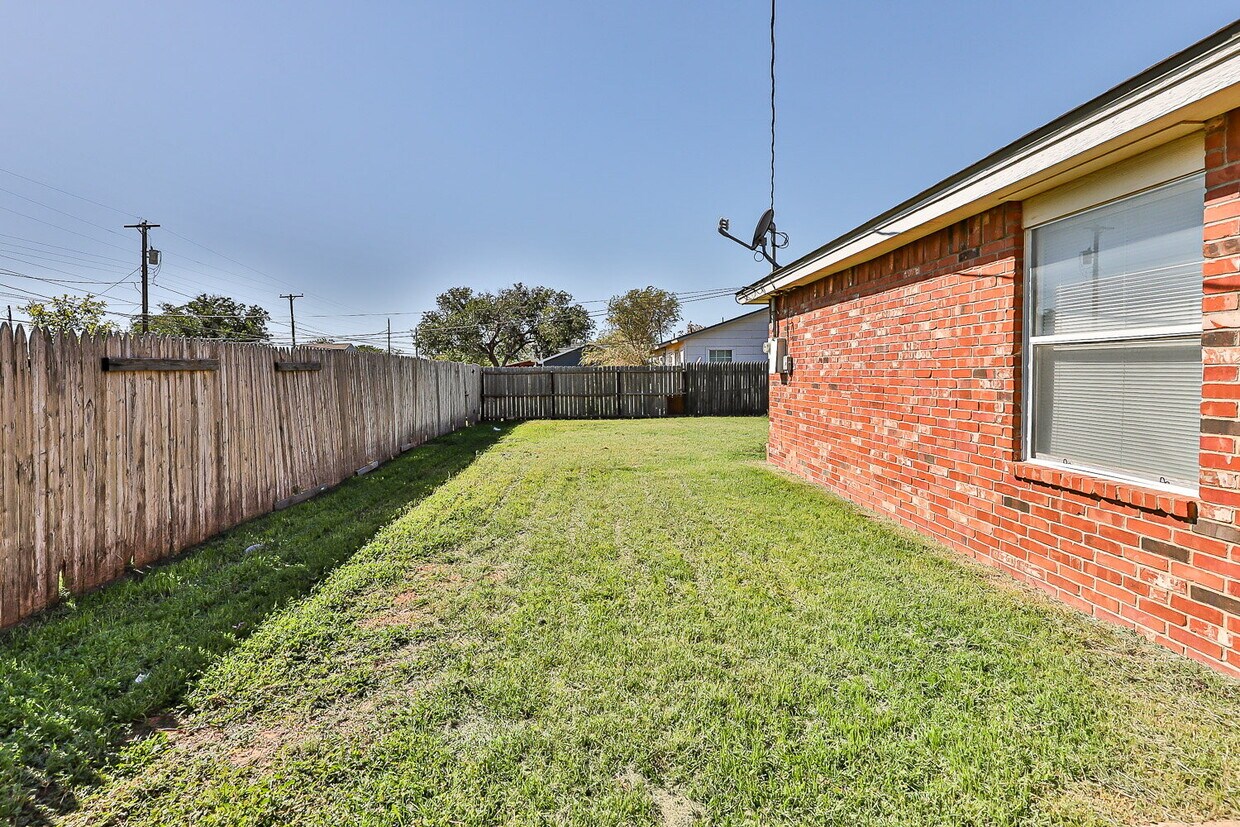Foto principal - 2 Bedroom House w Large yard