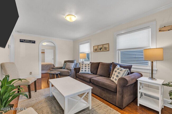 Building Photo - 305 8th Ave