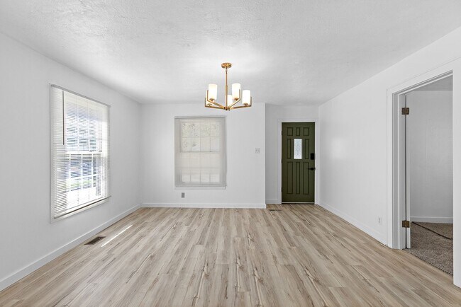 Foto del edificio - Updated three bedroom home