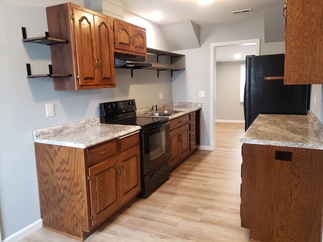 Kitchen - 425 E Parkland Ave