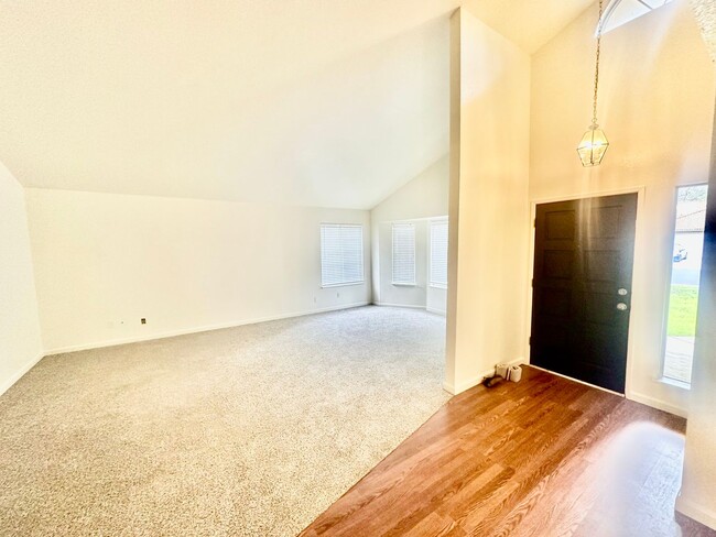 Building Photo - Spacious 3/2 in  Clovis