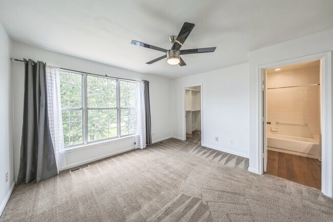 Foto del edificio - End Unit 3-Level Townhome in Millbrook Nei...