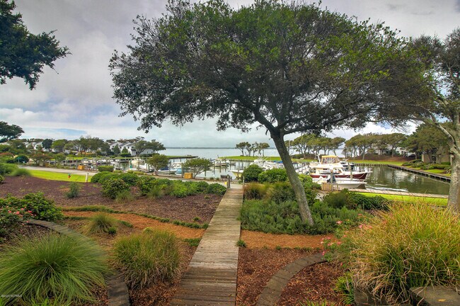 Building Photo - 590 Marina Dr