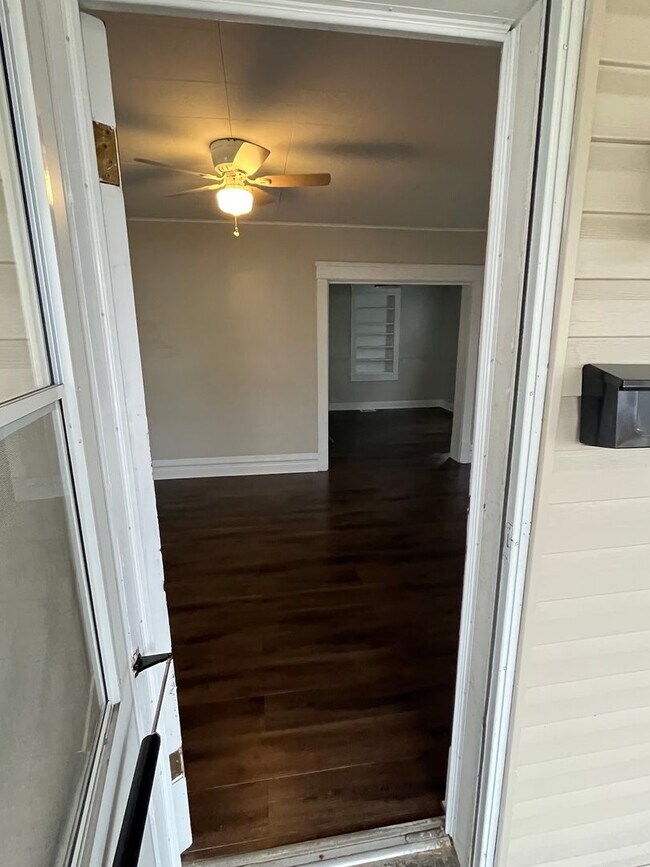 Foto del edificio - Spacious 3-Bedroom Home with Basement – Available NOW! – $1400/month