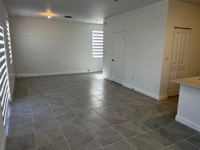 Building Photo - 2651 SE 24th Dr