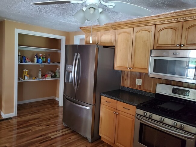 Kitchen showing pantry - 62 Glen Ave