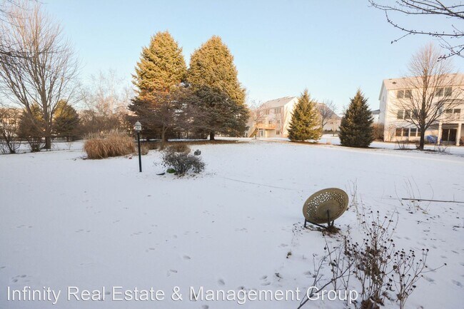 Building Photo - 5 br, 3.5 bath House - 2883 Oakview Dr NE