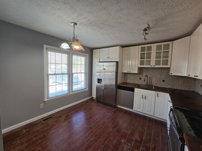 Foto del edificio - 1803 Oak Tree Ct