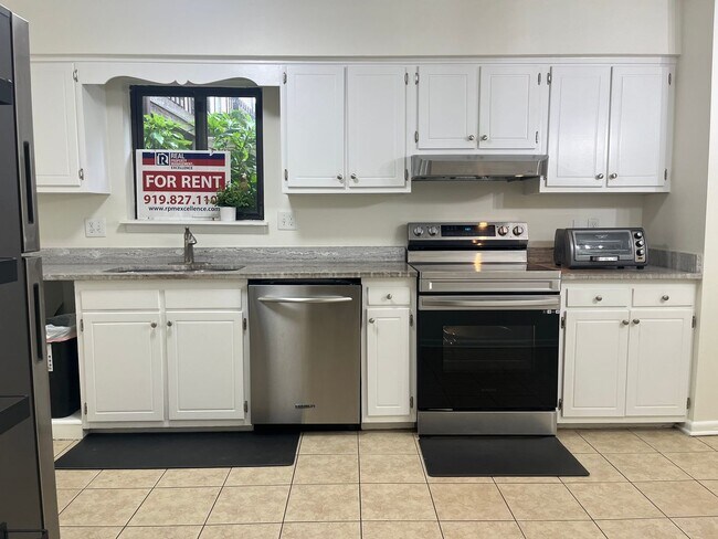 Building Photo - North Raleigh Move-In Ready Condo, On Grou...