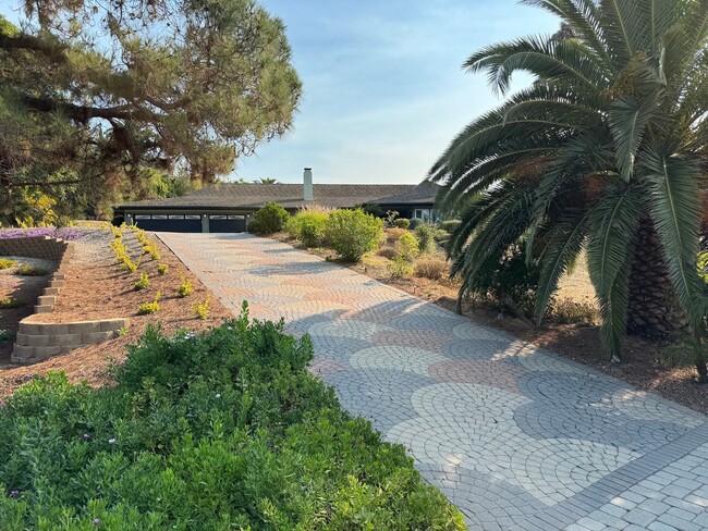 Building Photo - Exquisite Single-Story Retreat in Las Posas Estates