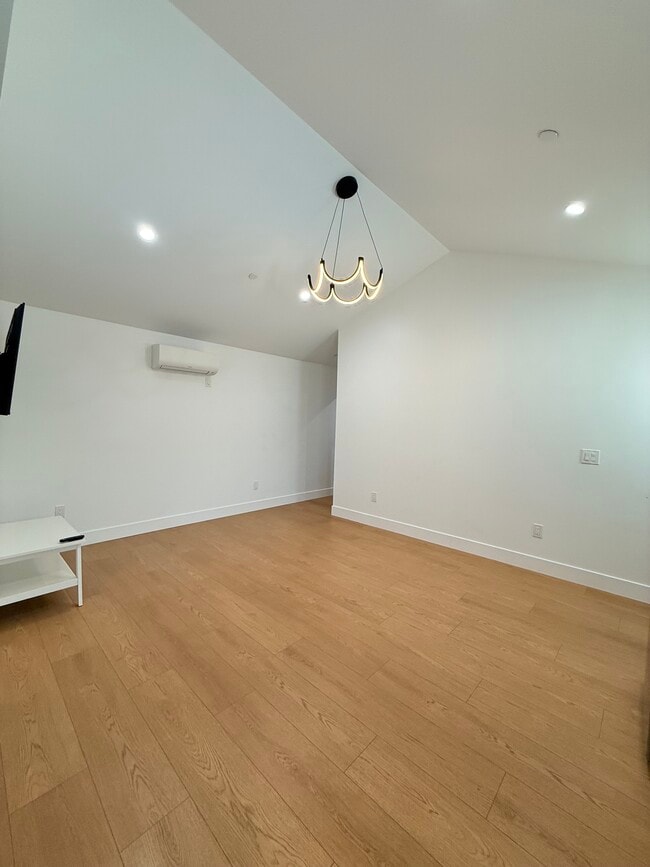 Building Photo - 111 E 60th St