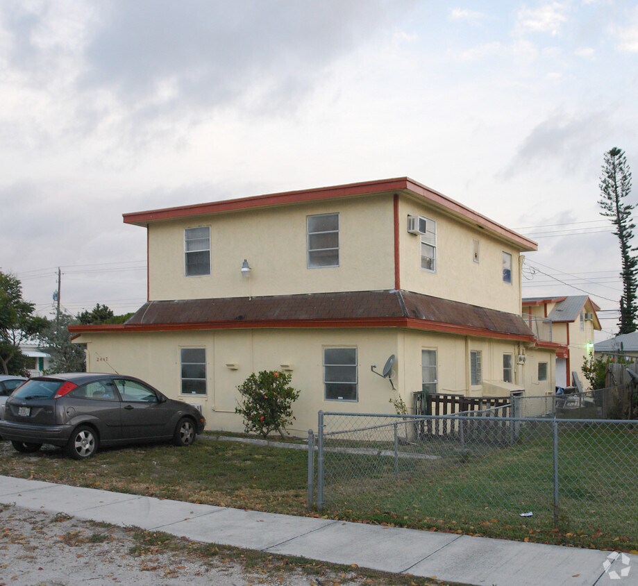 Building Photo - 2447 Roosevelt St