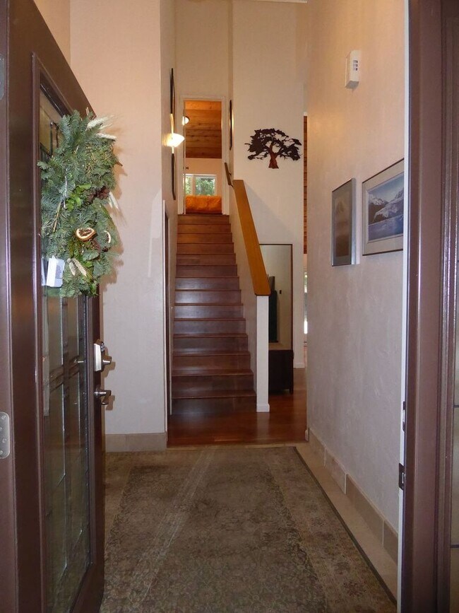 Building Photo - UNFURNISHED Beautiful Back Loop 3BD, 2BA Home
