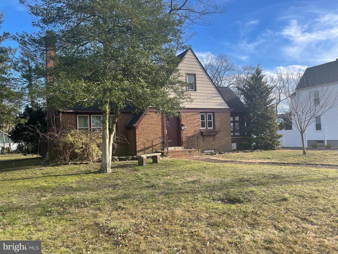 Primary Photo - 218 Grape St