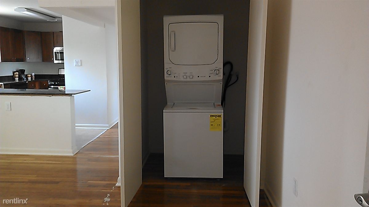 Foto principal - 136 W Allens Ln