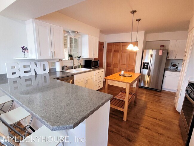 Building Photo - 3 br, 1 bath House - 305 NW Newport Ave