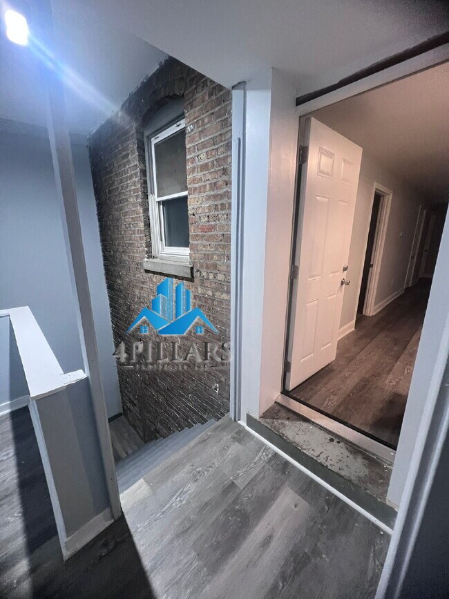 Foto del edificio - "Charming 3-Bed Gem in East Chicago – Spacious 1066 Sq Ft Retreat!"